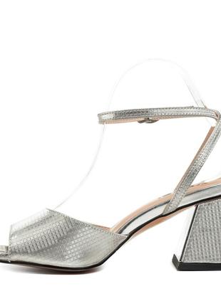 Стильные женские серебристые босоножки на удобном невысоком и толстом...