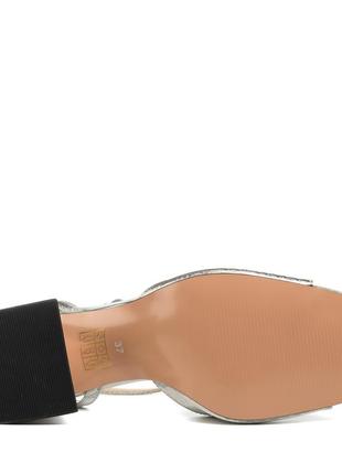 Стильные женские серебристые босоножки на удобном невысоком и толстом...