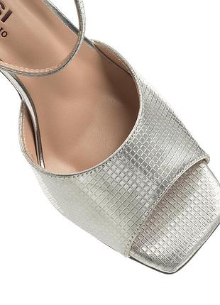Стильные женские серебристые босоножки на удобном невысоком и толстом...