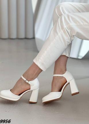 Женские открытые туфли белые на устойчивом каблуке5 фото