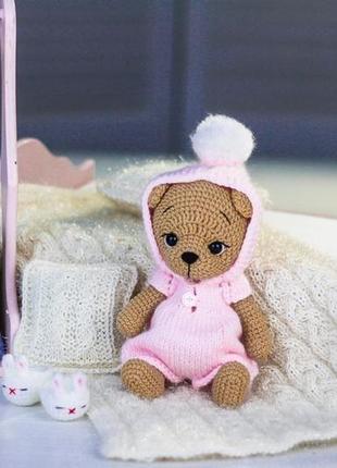 Іграшка в'язана ведмедик бежевий у рожевому комбінезоні3 фото