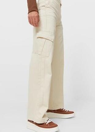 Классные молочные штаны джинсы карго stradivarius, размер 36.