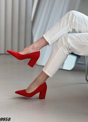 Жіночі туфлі човники з гострим носком на стійких підборах червоні8 фото