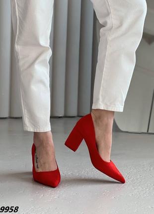 Жіночі туфлі човники з гострим носком на стійких підборах червоні6 фото
