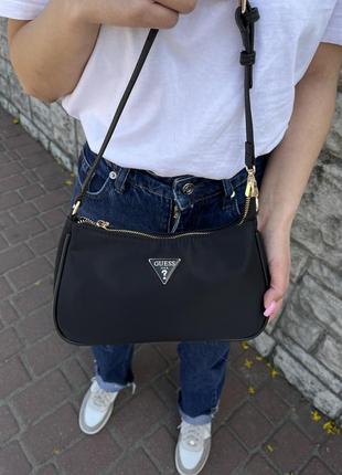 Нейлонова сумка від бренда guess в чорному кольорі3 фото
