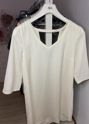 Біле плаття-сорочка вільного крою