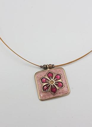 Маленькое квадратное ожерелье подвеска ручной работы с цветочным мотивом с эмалью1 фото