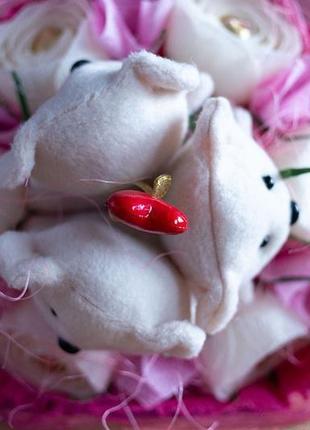 Букет из мягких игрушек и конфет "влюбленные мишки"2 фото