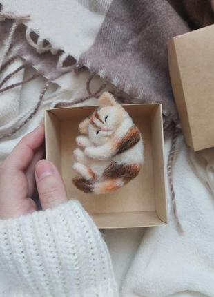 Пухнастий котик-брошка ручної роботи, сухе валяння6 фото