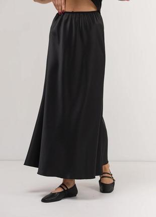 Атласна чорна спідниця міді