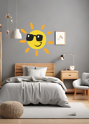 Вінілова інтер'єрна наклейка декор на стіну (шпалери) в дитячу кімнату "сонце з променями в окулярах
