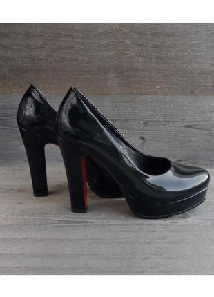 Черные туфли лаковые в стиле лабутен на высоком каблуке классические лодочки красная подошва стрипы1 фото