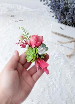 Набор свадебных украшений:бархатная бутоньерка и браслет в коралловом цвете.3 фото