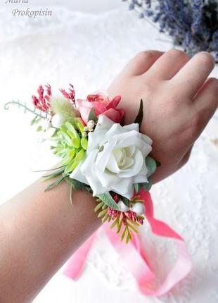 Набор свадебных украшений:бархатная бутоньерка и браслет в коралловом цвете.2 фото