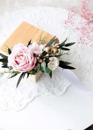 Набор свадебных украшений: бутоньерка и браслет в нежно-розовом цвете.5 фото