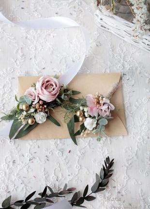 Набор свадебных украшений: бутоньерка и браслет в нежно-розовом цвете.9 фото