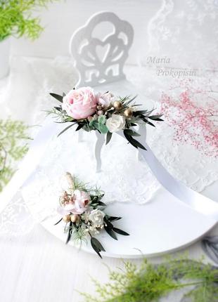 Набор свадебных украшений: бутоньерка и браслет в нежно-розовом цвете.
