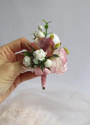 Бутоньерки в розовых тонах