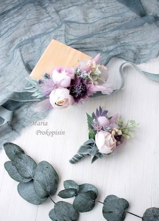 Набор свадебных украшений: бархатная бутоньерка и браслет в сиреневом цвете.1 фото