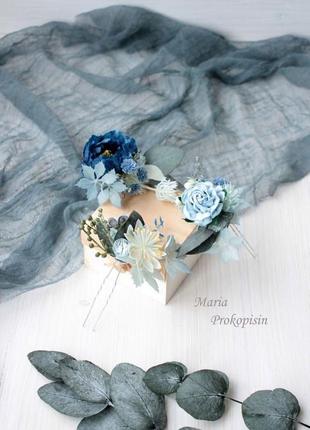 Набор из трех шпилек в волосы в сине-белом цвете.