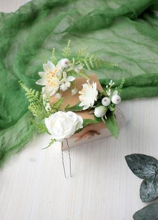 Набор из трех шпилек в волосы в белом цвете.