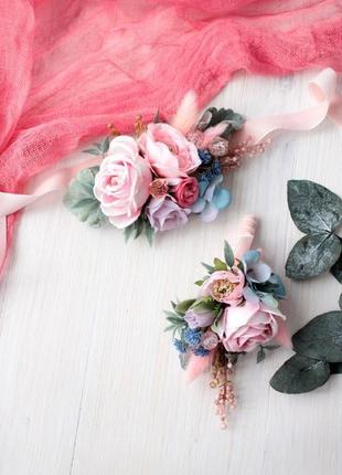Набір весільних прикрас: бархатна бутоньерка та браслет в розово-бузково-голубому  кольорі.7 фото