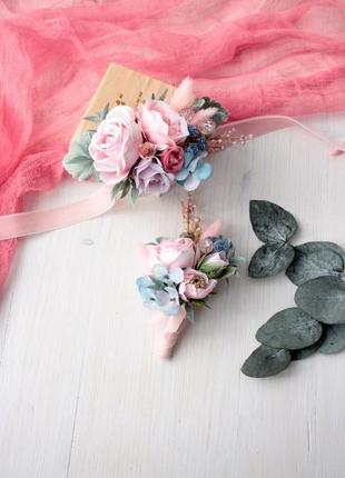 Набор свадебных украшений: бархатная бутоньерка и браслет в розово-сиренево-голубом цвете.5 фото