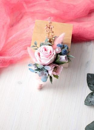 Набір весільних прикрас: бархатна бутоньерка та браслет в розово-бузково-голубому  кольорі.6 фото