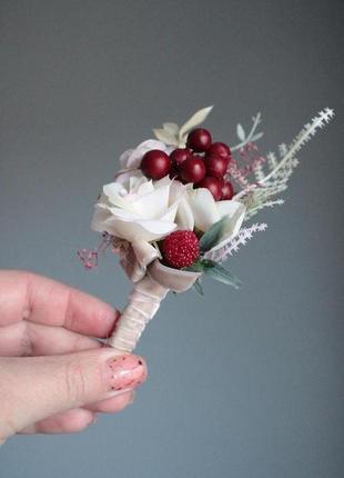 Бутоньерка с цветами и ягодами.4 фото