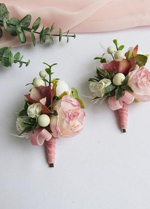 Бутоньерки в розовых тонах