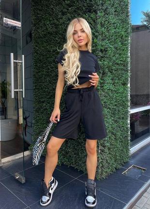 Удлиненные шорты и укороченная футболка — мастхев этим летом🫶🏼