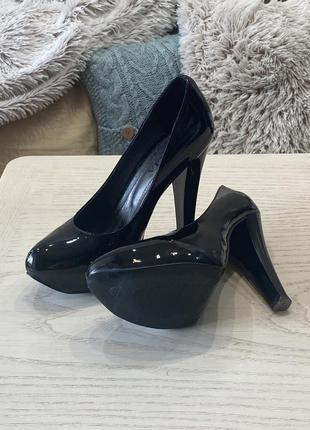 Черные лакированные туфли на высоком каблуке фирмы basilia