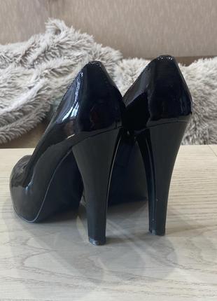 Черные лакированные туфли на высоком каблуке фирмы basilia4 фото