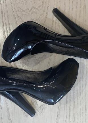 Черные лакированные туфли на высоком каблуке фирмы basilia5 фото