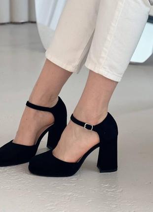 Черные женские туфли на каблуке каблуке с ремешком замшевые