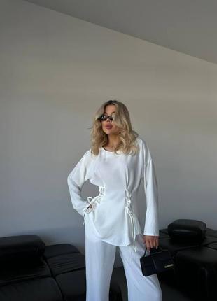 Трендовый брючный костюм свободного кроя с кофтой на завязках