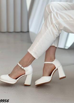 Белые женские туфли на каблуке каблуке с ремешком