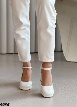 Белые женские туфли на каблуке каблуке с ремешком