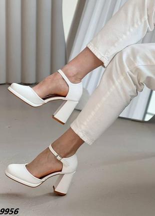 Белые женские туфли на каблуке каблуке с ремешком
