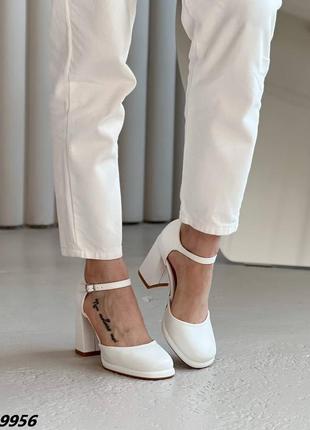Белые женские туфли на каблуке каблуке с ремешком8 фото