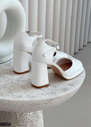 Белые женские туфли на каблуке каблуке с ремешком10 фото