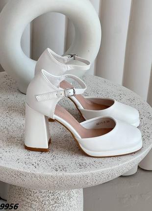 Белые женские туфли на каблуке каблуке с ремешком9 фото