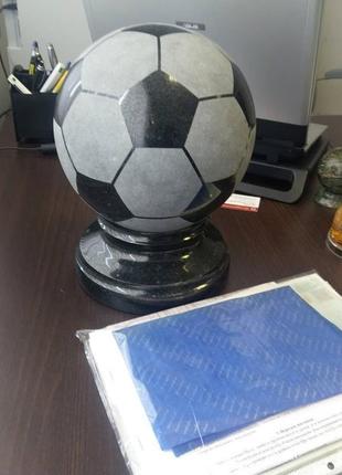Футбольный мяч-сувенир из камня1 фото