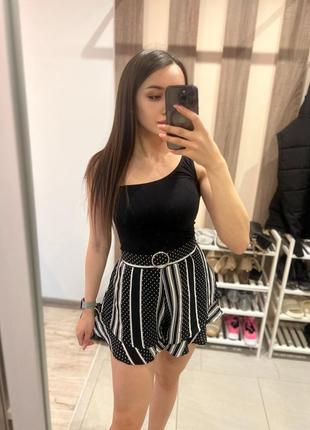 Стильные шорты с рюшами