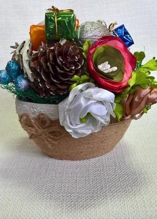 Зимняя композиция из цветов, шишек, орехов.5 фото