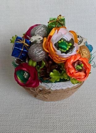 Зимняя композиция из цветов, шишек, орехов.