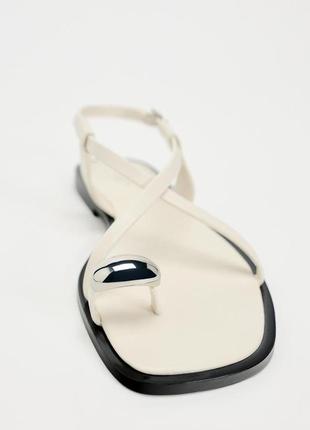 Босоножки шлепанцы на низком ходу зара zara с ремешками и металлической деталью сандалии босоножки6 фото