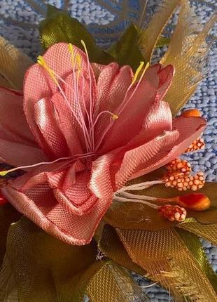 Квіткове прикраса з атласної стрічки.3 фото