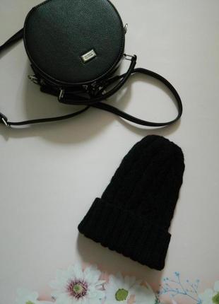 Трендова шапка з високою верхівкою чорного кольору зимова шапка з палітурками5 фото