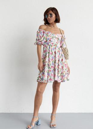 Легкое платье с открытыми плечами в цветочный принт9 фото